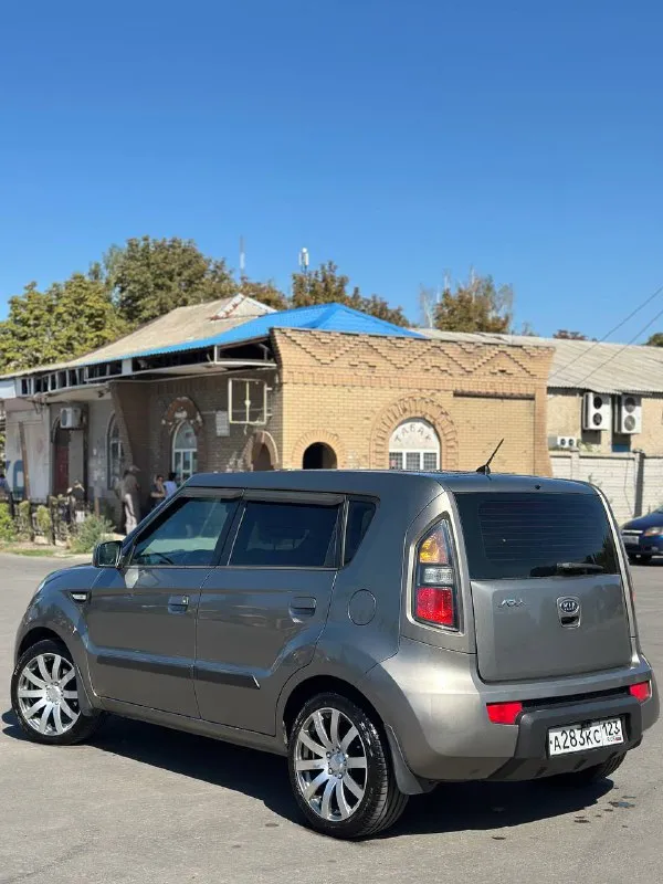 Продам kia soul 🔥
Год выпуска:2009🔥
Пробег, км:213400 (оригинал) 🔥
Модификация:1.6 mт (124 л. С. )🔥
Тип двигателя:бензин🔥
Коробка передач :механика 🔥
Привод:передний🔥
Тип кузова : хетчбек 5-дверный🔥
Koмплeктaция: comfort🔥
Цвет:серый 🔥
По факту 3 хозяина.
В продаже kia soul в идеальном техническом и внешнем состоянием. Автомобиль полностью в заводском окрасе.
Цепной двигатель -в идеальном состоянии, заводится с пол оборота, работает тихо, без каких-либо шумов, масло не ест от слова совсем, от замены до замены.
Мкпп-в идеальном состоянии, все передачи включаются мягко, без хрустов, ничего не выбивает и ни в чем не нуждается.
По ходовой-абсолютно делать ничего не нужно, машина мягкая, дорогу чувствует уверенно.
По электрике работает всё до каждой кнопки.
По кузову-без рыжиков и всего прочего.
Так же имеется видео, по просьбе отправлю для более лучшего осмотра авто.
По автомобилю нет ни одной ошибки!!!
Цена:899.999 тысяч
Возможен пригон по договоренности.
Возможен обмен.
Номер для связи:+79495752024 - фотография - 7