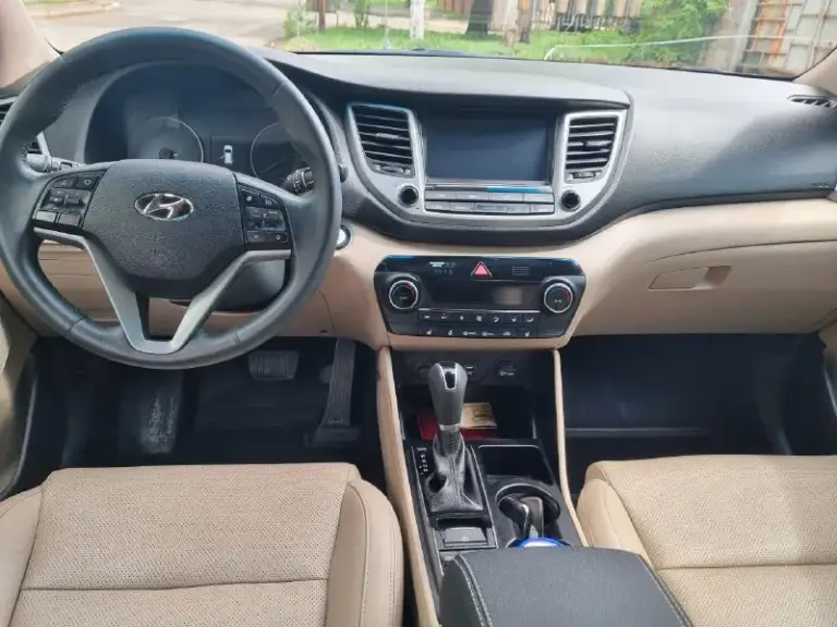 Hyundai tucson 2018 г. В. ,официальное дилерское авто, родной пробег 124т
Мотор 2,0 бензин
Привод полный 4wd
Коробка автомат 6ст
Туксон -комплектация максимальная, есть полностью все функции доступные на тот момент.
Полный подогрев руля, лобового стекла, всех сидений, шикарный кожаный салон, бесключевой доступ, кнопка старт/стоп, наружная подсветка ручек двери, поворотные и ходовые огни, омыватели фар, датчики парковки перед/зад, сенсорный дисплей с навигацией и камерой заднего вида, автоматический ручник, помощь при спуске и т, д,
Прошла то, замена масла и фильтров, замена передних тормозных дисков, замена передней правой ступицы с подшипником. Состояние всех агрегатов на отлично
+ Комплект хороших зимних покрышек.
Цена снижена в связи с отъездом, минимальный торг
Цена 1720000р
Тел +79493856436 - фотография - 2