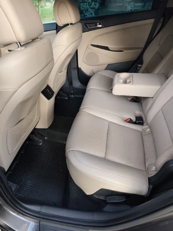 Hyundai tucson 2018 г. В. ,официальное дилерское авто, родной пробег 124т
Мотор 2,0 бензин
Привод полный 4wd
Коробка автомат 6ст
Туксон -комплектация максимальная, есть полностью все функции доступные на тот момент.
Полный подогрев руля, лобового стекла, всех сидений, шикарный кожаный салон, бесключевой доступ, кнопка старт/стоп, наружная подсветка ручек двери, поворотные и ходовые огни, омыватели фар, датчики парковки перед/зад, сенсорный дисплей с навигацией и камерой заднего вида, автоматический ручник, помощь при спуске и т, д,
Прошла то, замена масла и фильтров, замена передних тормозных дисков, замена передней правой ступицы с подшипником. Состояние всех агрегатов на отлично
+ Комплект хороших зимних покрышек.
Цена снижена в связи с отъездом, минимальный торг
Цена 1720000р
Тел +79493856436 - фотография - 5