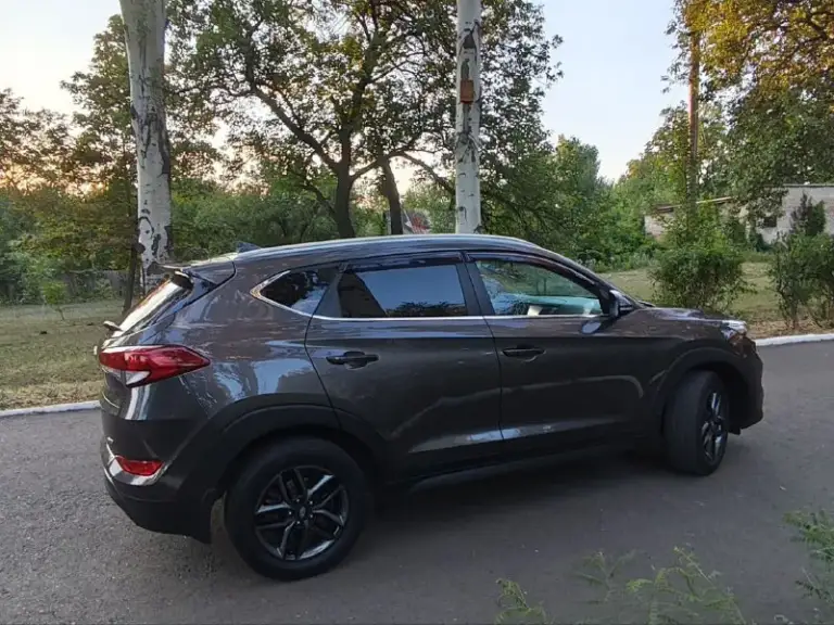 Hyundai tucson 2018 г. В. ,официальное дилерское авто, родной пробег 124т
Мотор 2,0 бензин
Привод полный 4wd
Коробка автомат 6ст
Туксон -комплектация максимальная, есть полностью все функции доступные на тот момент.
Полный подогрев руля, лобового стекла, всех сидений, шикарный кожаный салон, бесключевой доступ, кнопка старт/стоп, наружная подсветка ручек двери, поворотные и ходовые огни, омыватели фар, датчики парковки перед/зад, сенсорный дисплей с навигацией и камерой заднего вида, автоматический ручник, помощь при спуске и т, д,
Прошла то, замена масла и фильтров, замена передних тормозных дисков, замена передней правой ступицы с подшипником. Состояние всех агрегатов на отлично
+ Комплект хороших зимних покрышек.
Цена снижена в связи с отъездом, минимальный торг
Цена 1720000р
Тел +79493856436 - фотография - 8