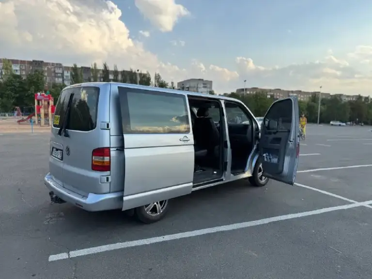 🚐 Volkswagen transporter t5 — 1.9 tdi, 236 875 км
Продаю надежный volkswagen transporter t5 в отличном техническом состоянии.
✅ Двигатель 1.9 tdi работает ровно, масло не берет.
✅ Ходовая часть без посторонних звуков, полностью обслужена.
✅ Электрика вся в порядке — каждая кнопка на месте и работает.
✅ Салон чистый и ухоженный.
Машина не требует вложений — сел и поехал. Отлично подойдет как для бизнеса, так и для личных поездок.
📍 Осмотр в донецке
💰 Цена: 1.650.000 + хороший торг у капота
📞 Телефон: +79495870412
📲 Tg: гилба каптмахович
📞 Звоните: +7(949)5870412 - фотография - 1