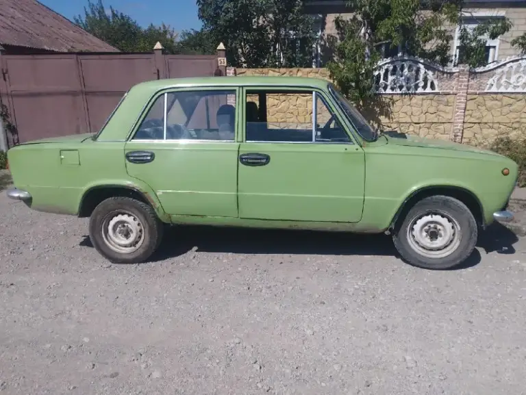 Здравствуйте продам автомобиль ваз 2101 цена 90₽ хороший торг по технической части в отличном состоянии не требует не каких вложений двигатель не дымит, не троит, масло не расходует. Кпп не хрустит, не гудит, не вылетает. Ходовая не стучит, не гремит, отрабатывает как надо (газ - бензин )газ зарегистрирован по кузову есть притертость с правой стороны на задней арки и на двери на фото видно в отличном по кузову все отлично продажа от собственника документы в полном порядке любое переоформления цена 90 тысяч рублей хороший торг остальные вопросы по телефону +79493933095
📞 Звоните: +7(949)3933095 - фотография - 3