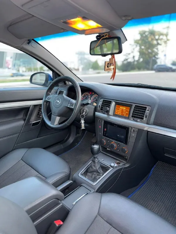 Продам: opel vectra в заводском обвесе ops!
2008 Года выпуска.
Объем: 1,8
✅ Кузов автомобиля совершенно без следов коррозии. Все стекла родные, включая лобовое.
✅ Обслужен от и до.
За последние 10 тыс. Км. Были следующие замены: комплект сцепления (диск, корзина, выжимной). Новые задние стойки. Амортизаторы. Перебран компрессор кондиционера и часть патрубков. Так же ранее перебиралась вся ходовая часть, подвеска - идеальная, без как-либо стуков. Замена тормозных дисков зад/перед и колодок.
За автомобилем тщательно следили и ухаживали. Средств и времени не жалелось. Двигатель, мкп - без каких-либо нареканий. Салон в идеальном состоянии для своих лет.
Комплектация максимальная, ксенон, адаптивный свет (линза поворачивается за направлением руля + дополнительная лампа включающаяся при повороте). Двухзонный климат. Мультируль. Круиз конктроль. Датчик света и дождя. Складывающиеся зеркала. Подогревы сидений.
✅ Новая летняя резина hankook. Так же зимний комплект.
Цена: 735 ₽ торг
+79496064451
Донецк - фотография - 7