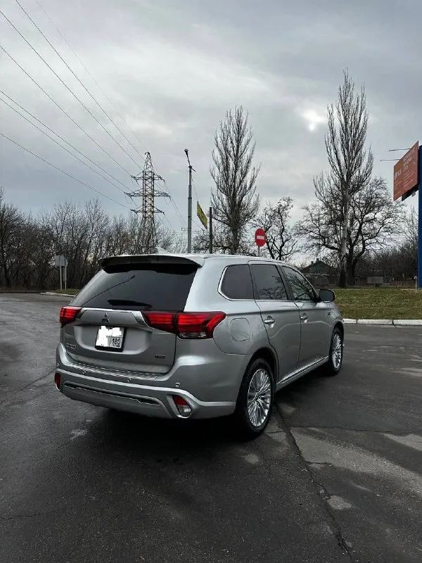 Продам mitsubishi outlander 2019г. Машина в отличном состоянии. Растаможена. Правый руль! Ездила девушка. Первая регистрация и 1 владелец с 2023 года. Пробег 73000км. Машина ездит каждый день. Обьем двигателя 2.4 plugin hybrid. Можно заряжать. Расход по городу до 6 литров но можно ехать и на электро-двигателе до 40 км. Мощность 300л. С. ,в птс до налог! Очень резвый автомобиль. Отличная комплектация. Без ключевой доступ, подогрев руля, передних сидений. Освещение лэд. Диски 18 резина новая лето и зима шипы. Парктроники в круг. Хорошая музыка. Куча ассистентов. Датчики света, дождя и т. Д. Продажа в донецке, макеевке, харцызке. Любые проверки за ваш счет. Цена 2500000млн руб. Торг приветствую у капота.
+7949-504-1522
📞 Звоните: +7(949)5041522 - фотография - 2