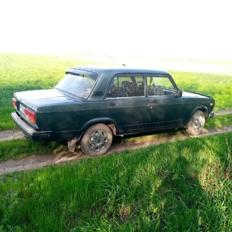Продам ваз 2107 2011года с родным пробегом 23000км на красивых номерах 717. 1.5 механика 5ти ступка. Авто не бито не крашено(100%), не пригон местное. Я владелец 4 года, брал с пробегом 8500.авто в достойном внешнем и техническом состоянии. Авто на родной летней резине, зима шиповка в комплекте. Стоят передние эл. Ст. Подъёмники. Кнопка открытия багажника, диодные противотуманки, лэд лампы головного света, подсветка ног всего салона и большие зеркала. Родные лампы, зеркала, тросы привода стекл тоже отдам. Цвет зелёный с блеском(камера не передаёт)есть тройка мелких сколов лкп. Цена 470т. Рублей, торг уместен т. +79494095770 дмитрий. Амвросиевский р-н. Звоните договоримся.
📞 Звоните: +7(949)4095770 - фотография - 4