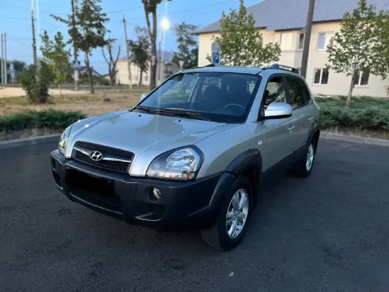 Продам hyundai tucson 2008 года 2.0 дизель коробка механика полный привод пробег 79000 тыс и это 1000% родной автомобиль в идеальном состоянии во всех смыслах этого слова не битый некрашен весь автомобиль в родной краски! Технически полностью обслужен и не требует абсолютно никаких вложений в этом году установлена новая резина, два комплекта ключей сигнализации с обратной связью в машине все работает на 5+ осмотр город мариуполь цена 1180000 тыс рублей по всем вопросам звоните +79497195733 - фотография - 1