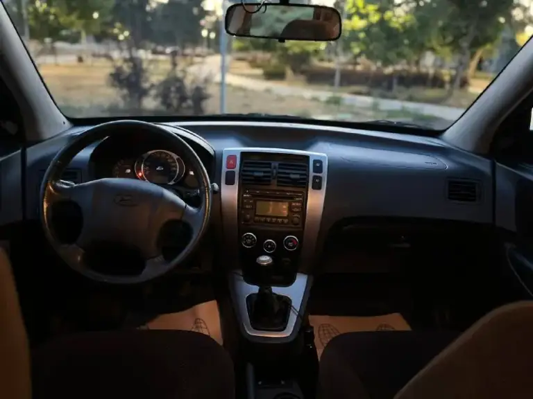 Продам hyundai tucson 2008 года 2.0 дизель коробка механика полный привод пробег 79000 тыс и это 1000% родной автомобиль в идеальном состоянии во всех смыслах этого слова не битый некрашен весь автомобиль в родной краски! Технически полностью обслужен и не требует абсолютно никаких вложений в этом году установлена новая резина, два комплекта ключей сигнализации с обратной связью в машине все работает на 5+ осмотр город мариуполь цена 1180000 тыс рублей по всем вопросам звоните +79497195733 - фотография - 10