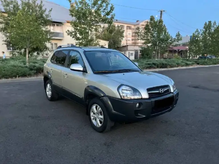 Продам hyundai tucson 2008 года 2.0 дизель коробка механика полный привод пробег 79000 тыс и это 1000% родной автомобиль в идеальном состоянии во всех смыслах этого слова не битый некрашен весь автомобиль в родной краски! Технически полностью обслужен и не требует абсолютно никаких вложений в этом году установлена новая резина, два комплекта ключей сигнализации с обратной связью в машине все работает на 5+ осмотр город мариуполь цена 1180000 тыс рублей по всем вопросам звоните +79497195733 - фотография - 2
