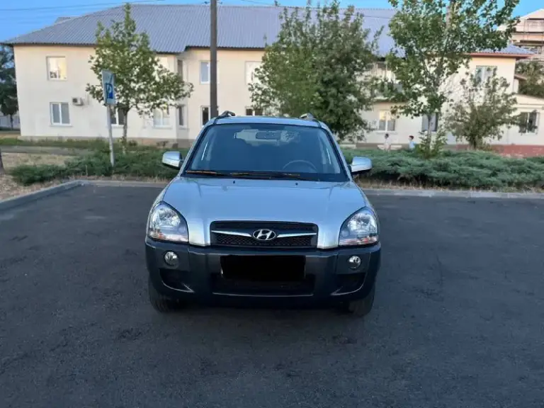 Продам hyundai tucson 2008 года 2.0 дизель коробка механика полный привод пробег 79000 тыс и это 1000% родной автомобиль в идеальном состоянии во всех смыслах этого слова не битый некрашен весь автомобиль в родной краски! Технически полностью обслужен и не требует абсолютно никаких вложений в этом году установлена новая резина, два комплекта ключей сигнализации с обратной связью в машине все работает на 5+ осмотр город мариуполь цена 1180000 тыс рублей по всем вопросам звоните +79497195733 - фотография - 3