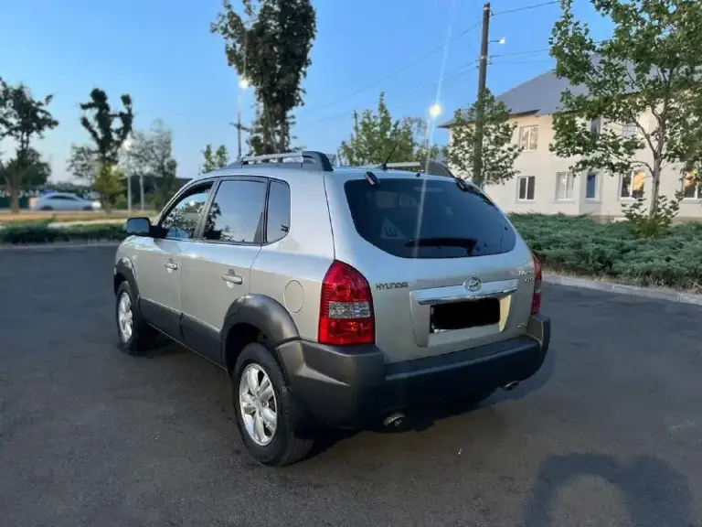 Продам hyundai tucson 2008 года 2.0 дизель коробка механика полный привод пробег 79000 тыс и это 1000% родной автомобиль в идеальном состоянии во всех смыслах этого слова не битый некрашен весь автомобиль в родной краски! Технически полностью обслужен и не требует абсолютно никаких вложений в этом году установлена новая резина, два комплекта ключей сигнализации с обратной связью в машине все работает на 5+ осмотр город мариуполь цена 1180000 тыс рублей по всем вопросам звоните +79497195733 - фотография - 4