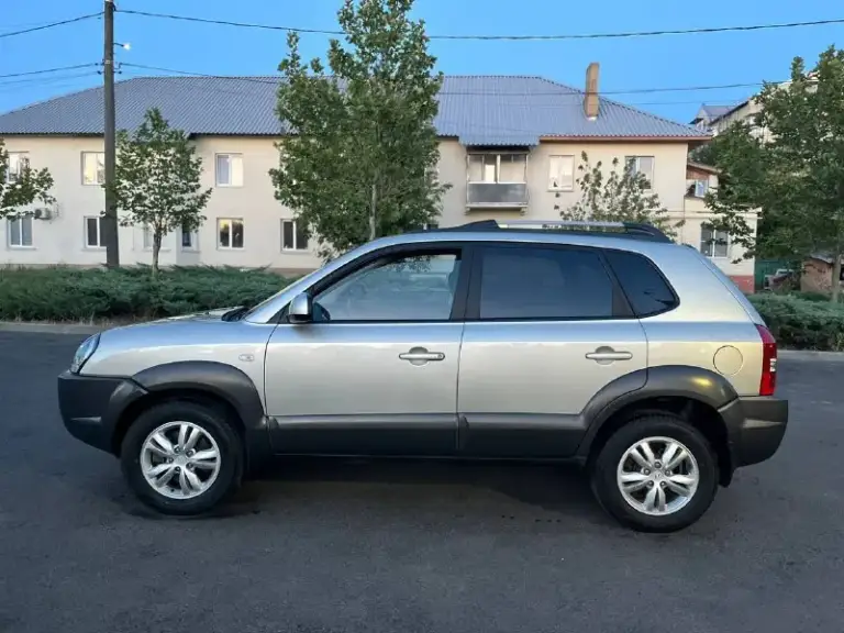 Продам hyundai tucson 2008 года 2.0 дизель коробка механика полный привод пробег 79000 тыс и это 1000% родной автомобиль в идеальном состоянии во всех смыслах этого слова не битый некрашен весь автомобиль в родной краски! Технически полностью обслужен и не требует абсолютно никаких вложений в этом году установлена новая резина, два комплекта ключей сигнализации с обратной связью в машине все работает на 5+ осмотр город мариуполь цена 1180000 тыс рублей по всем вопросам звоните +79497195733 - фотография - 5