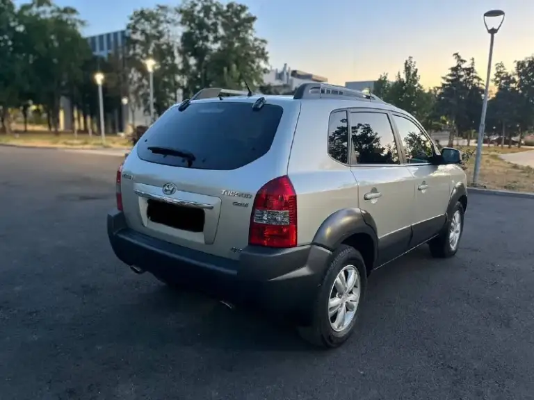 Продам hyundai tucson 2008 года 2.0 дизель коробка механика полный привод пробег 79000 тыс и это 1000% родной автомобиль в идеальном состоянии во всех смыслах этого слова не битый некрашен весь автомобиль в родной краски! Технически полностью обслужен и не требует абсолютно никаких вложений в этом году установлена новая резина, два комплекта ключей сигнализации с обратной связью в машине все работает на 5+ осмотр город мариуполь цена 1180000 тыс рублей по всем вопросам звоните +79497195733 - фотография - 6