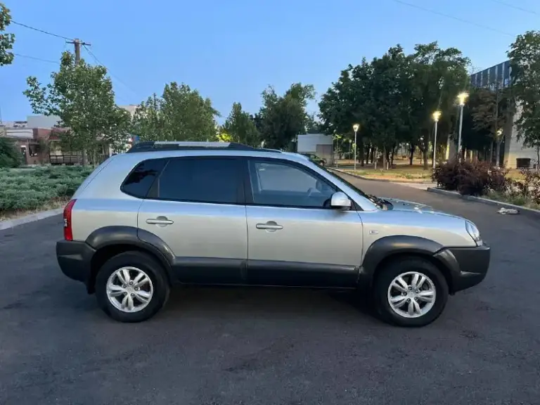 Продам hyundai tucson 2008 года 2.0 дизель коробка механика полный привод пробег 79000 тыс и это 1000% родной автомобиль в идеальном состоянии во всех смыслах этого слова не битый некрашен весь автомобиль в родной краски! Технически полностью обслужен и не требует абсолютно никаких вложений в этом году установлена новая резина, два комплекта ключей сигнализации с обратной связью в машине все работает на 5+ осмотр город мариуполь цена 1180000 тыс рублей по всем вопросам звоните +79497195733 - фотография - 7