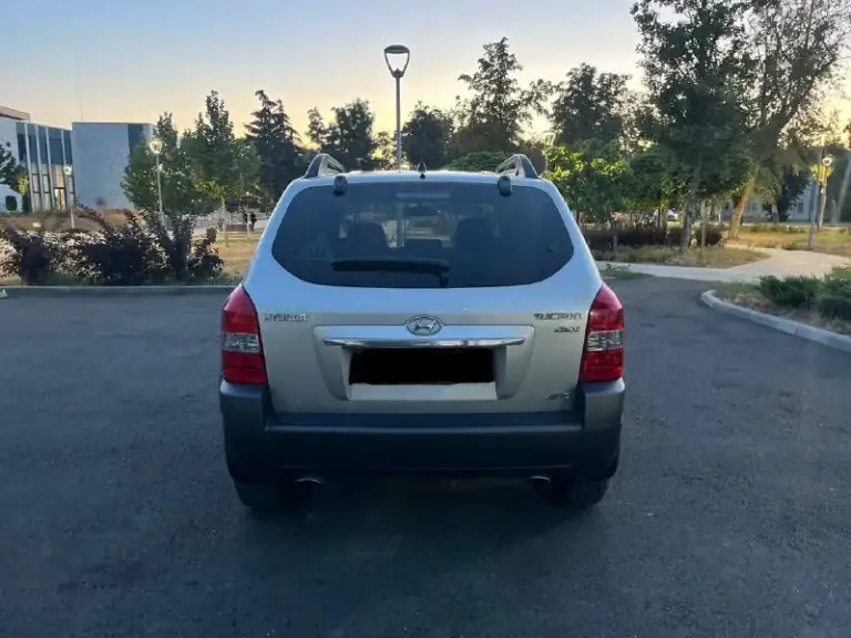 Продам hyundai tucson 2008 года 2.0 дизель коробка механика полный привод пробег 79000 тыс и это 1000% родной автомобиль в идеальном состоянии во всех смыслах этого слова не битый некрашен весь автомобиль в родной краски! Технически полностью обслужен и не требует абсолютно никаких вложений в этом году установлена новая резина, два комплекта ключей сигнализации с обратной связью в машине все работает на 5+ осмотр город мариуполь цена 1180000 тыс рублей по всем вопросам звоните +79497195733 - фотография - 8