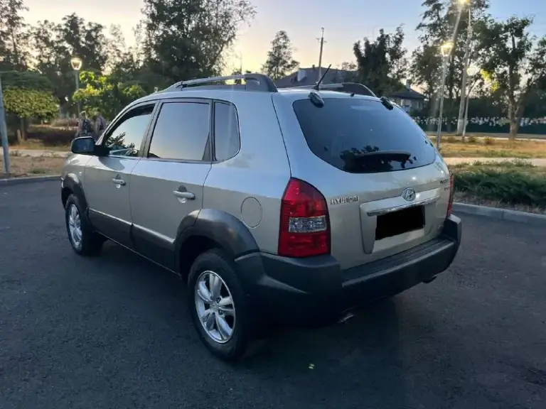 Продам hyundai tucson 2008 года 2.0 дизель коробка механика полный привод пробег 79000 тыс и это 1000% родной автомобиль в идеальном состоянии во всех смыслах этого слова не битый некрашен весь автомобиль в родной краски! Технически полностью обслужен и не требует абсолютно никаких вложений в этом году установлена новая резина, два комплекта ключей сигнализации с обратной связью в машине все работает на 5+ осмотр город мариуполь цена 1180000 тыс рублей по всем вопросам звоните +79497195733 - фотография - 9