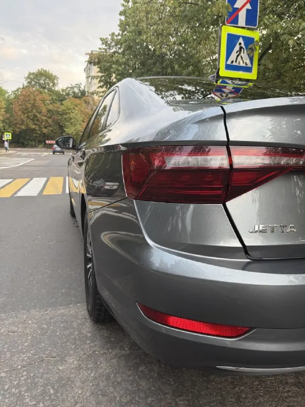 Volkswagen jetta 7 рестайлинг
Год выпуска: 2021 (9 месяц)
Пробег: 96000км
Объем двигателя: 1,5 - 158лс
Восьмиступенчатый aisin
Безопасность целая.
Боковые подушки безопасности, датчик давления в шинах, система помощи при старте в гору (hsa) и система контроля слепых зон;
Антипробуксовочная система (asr);
Оконные подушки безопасности (шторки);
Подушка безопасности пассажира;
Антиблокировочная система (abs);
Подушка безопасности водителя;
Система стабилизации (esp);
Система помощи при торможении (bas; ebd);
Регулировка руля по вылету;
Круиз-контроль;
Электро-усилитель руля;
Бортовой компьютер;
Электропривод зеркал;
Регулировка руля по высоте;
Кондиционер;
Электростеклоподъёмники передние и задние;
Многофункциональное рулевое колесо;
Передний и задний парктроник;
Складывающееся заднее сиденье;
Ткань (материал салона);
Мультимедиа usb и система с жк-экраном;
Датчик света;
Дневные ходовые огни;
Электрообогрев боковых зеркал;
Защита от угона;
Центральный замок;
В от
📞 Звоните: +7(949)5043729 - фотография - 4