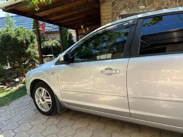 Продам ford focus 2 ghia год: 2007 родной пробег: 208тыс двигатель 1.6 бензин 115лс работает отлично, едет классно, не дымит не троит, по трассе ехать приятно! По ходовой нареканий нету, едет сбито, дорогу держит отлично, по кузову в очень достойном состоянии без гнили и коррозии, днище и пороги все целое, вин читаеться как с завода, по кузову без дтп все силовые части родные, 6 подушек безопасности, лобовое родное с подогревом! По электрике абсолютно все работает нет никаких ошибок! Самая полная комплектация ghia: с двух зонным климатом, подогревами сидений, зеркал, лобового, круиз-контроль, подрулевое управление музыкой, авто свет, туманки, эл. Зеркала, esp(курсовая устойчивость на дороге) 4 стеклоподьемника, омыватели фар, бортовик, центральный замок, дисковые торомза вкруг! Кондиционер отлично холодит❄️на данный момент авто вложений не требует. Документы кристально чистые 2 владельца за всю историю с оригинальным птс и зеленой автотекой! Торг есть цена: 580000 📍мариу
📞 Звоните: +7(949)6463727 - фотография - 5