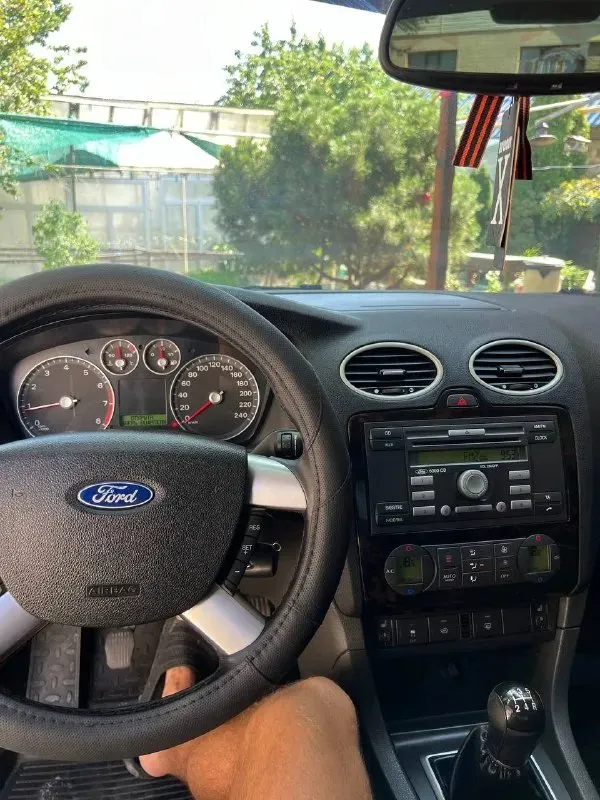 Продам ford focus 2 ghia год: 2007 родной пробег: 208тыс двигатель 1.6 бензин 115лс работает отлично, едет классно, не дымит не троит, по трассе ехать приятно! По ходовой нареканий нету, едет сбито, дорогу держит отлично, по кузову в очень достойном состоянии без гнили и коррозии, днище и пороги все целое, вин читаеться как с завода, по кузову без дтп все силовые части родные, 6 подушек безопасности, лобовое родное с подогревом! По электрике абсолютно все работает нет никаких ошибок! Самая полная комплектация ghia: с двух зонным климатом, подогревами сидений, зеркал, лобового, круиз-контроль, подрулевое управление музыкой, авто свет, туманки, эл. Зеркала, esp(курсовая устойчивость на дороге) 4 стеклоподьемника, омыватели фар, бортовик, центральный замок, дисковые торомза вкруг! Кондиционер отлично холодит❄️на данный момент авто вложений не требует. Документы кристально чистые 2 владельца за всю историю с оригинальным птс и зеленой автотекой! Торг есть цена: 580000 📍мариу
📞 Звоните: +7(949)6463727 - фотография - 8