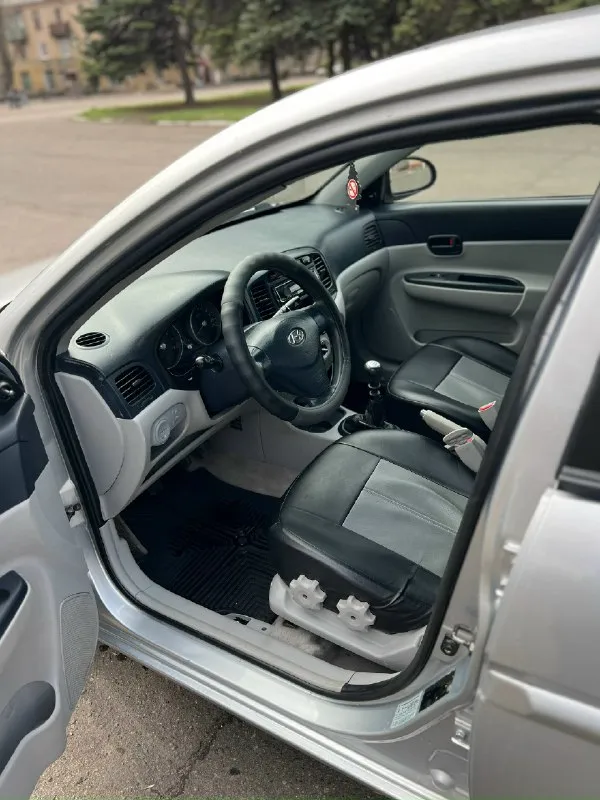 Всем доброго дня!!! Продам hyundai акцент 1.4 на механике. Год выпуска 2006. Пробег 207000км комплектация. Электро усилитель руля,4 стеклоподъемника, кондёр-работает отлично 👍❄️ подушка безопасности. На бензине, газа не видела. Мотор, коробка работают идеально! Расход очень радует!!!светлый приятный салон. Довольно просторный багажник. По кузову рыжиков нет. Дно, пороги без нареканий. Коцка на заднем бампере и небольшая вмятина на крышке багажника. Хороший акб bosh. Всё технически исправно. Залито хорошее масло. По документам полный порядок👍 отличный, надёжный, не прихотливый автомобиль на каждый день!!! Цена 350 тыс. Город донецк, кировский р-н, абакумова. Всем хороших продаж и покупок!!! Тел +79494851572
📞 Звоните: +7(949)4851572 - фотография - 6