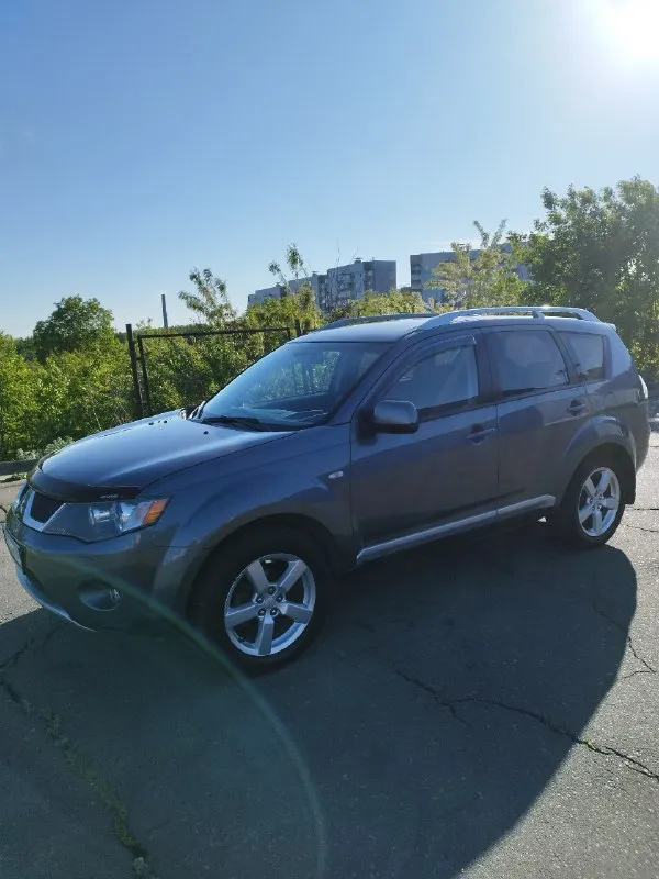 Продам mitsubishi outlander xl, 2008 года выпуска. Машина куплена в автосалоне донецка. Двигатель 4b12 объемом 2.4 л, коробка автоматическая ( вариатор ), установлено газовое оборудование. Пробег 220 тыс км. Автомобиль исправен и ухожен, масло не ест, коробка не питается, ходовая не тарабанит. В птс первый хозяин, учёт рф. Хорошая комплектация, есть все для комфортной езды : подключаемый полный привод ( с функцией блокировки ), климат-контроль, круиз-контроль, датчики дождя, света, мультируль, электропакет, подогрев сидений, современная магнитола, диски r18, тонировка, сигнализация, 2 ключа, большой багажник. Автомобиль идеально подходит для большой семьи. Цена : 1млн 100 тыс руб. Обмен не интересует. Продажа в связи с покупкой нового авто. Торг у капота. Авто находится в донецке, мкр текстильщик. Больше фото по запросу. Игорь +79493281522
📞 Звоните: +7(949)3281522 - фотография - 1