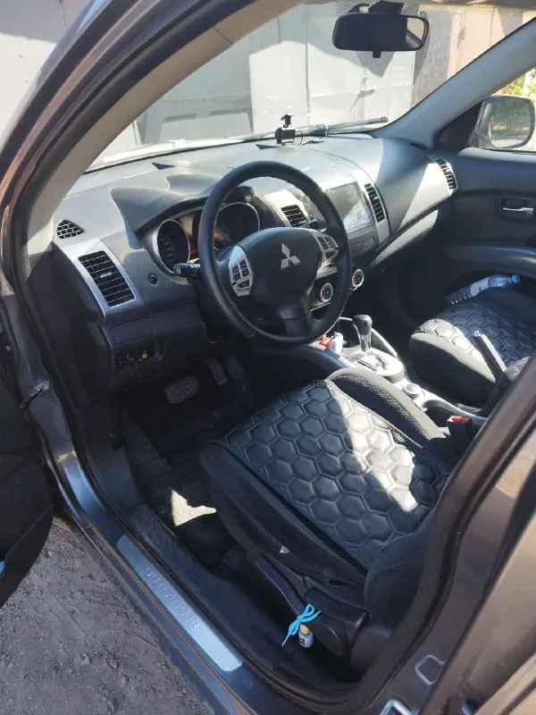 Продам mitsubishi outlander xl, 2008 года выпуска. Машина куплена в автосалоне донецка. Двигатель 4b12 объемом 2.4 л, коробка автоматическая ( вариатор ), установлено газовое оборудование. Пробег 220 тыс км. Автомобиль исправен и ухожен, масло не ест, коробка не питается, ходовая не тарабанит. В птс первый хозяин, учёт рф. Хорошая комплектация, есть все для комфортной езды : подключаемый полный привод ( с функцией блокировки ), климат-контроль, круиз-контроль, датчики дождя, света, мультируль, электропакет, подогрев сидений, современная магнитола, диски r18, тонировка, сигнализация, 2 ключа, большой багажник. Автомобиль идеально подходит для большой семьи. Цена : 1млн 100 тыс руб. Обмен не интересует. Продажа в связи с покупкой нового авто. Торг у капота. Авто находится в донецке, мкр текстильщик. Больше фото по запросу. Игорь +79493281522
📞 Звоните: +7(949)3281522 - фотография - 10