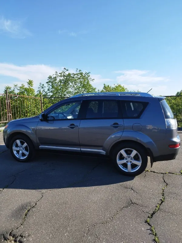 Продам mitsubishi outlander xl, 2008 года выпуска. Машина куплена в автосалоне донецка. Двигатель 4b12 объемом 2.4 л, коробка автоматическая ( вариатор ), установлено газовое оборудование. Пробег 220 тыс км. Автомобиль исправен и ухожен, масло не ест, коробка не питается, ходовая не тарабанит. В птс первый хозяин, учёт рф. Хорошая комплектация, есть все для комфортной езды : подключаемый полный привод ( с функцией блокировки ), климат-контроль, круиз-контроль, датчики дождя, света, мультируль, электропакет, подогрев сидений, современная магнитола, диски r18, тонировка, сигнализация, 2 ключа, большой багажник. Автомобиль идеально подходит для большой семьи. Цена : 1млн 100 тыс руб. Обмен не интересует. Продажа в связи с покупкой нового авто. Торг у капота. Авто находится в донецке, мкр текстильщик. Больше фото по запросу. Игорь +79493281522
📞 Звоните: +7(949)3281522 - фотография - 3