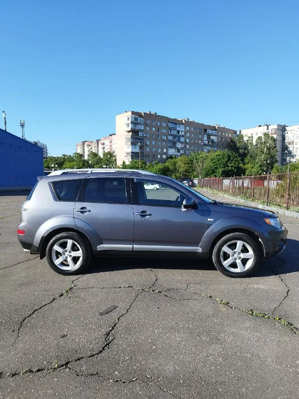 Продам mitsubishi outlander xl, 2008 года выпуска. Машина куплена в автосалоне донецка. Двигатель 4b12 объемом 2.4 л, коробка автоматическая ( вариатор ), установлено газовое оборудование. Пробег 220 тыс км. Автомобиль исправен и ухожен, масло не ест, коробка не питается, ходовая не тарабанит. В птс первый хозяин, учёт рф. Хорошая комплектация, есть все для комфортной езды : подключаемый полный привод ( с функцией блокировки ), климат-контроль, круиз-контроль, датчики дождя, света, мультируль, электропакет, подогрев сидений, современная магнитола, диски r18, тонировка, сигнализация, 2 ключа, большой багажник. Автомобиль идеально подходит для большой семьи. Цена : 1млн 100 тыс руб. Обмен не интересует. Продажа в связи с покупкой нового авто. Торг у капота. Авто находится в донецке, мкр текстильщик. Больше фото по запросу. Игорь +79493281522
📞 Звоните: +7(949)3281522 - фотография - 4