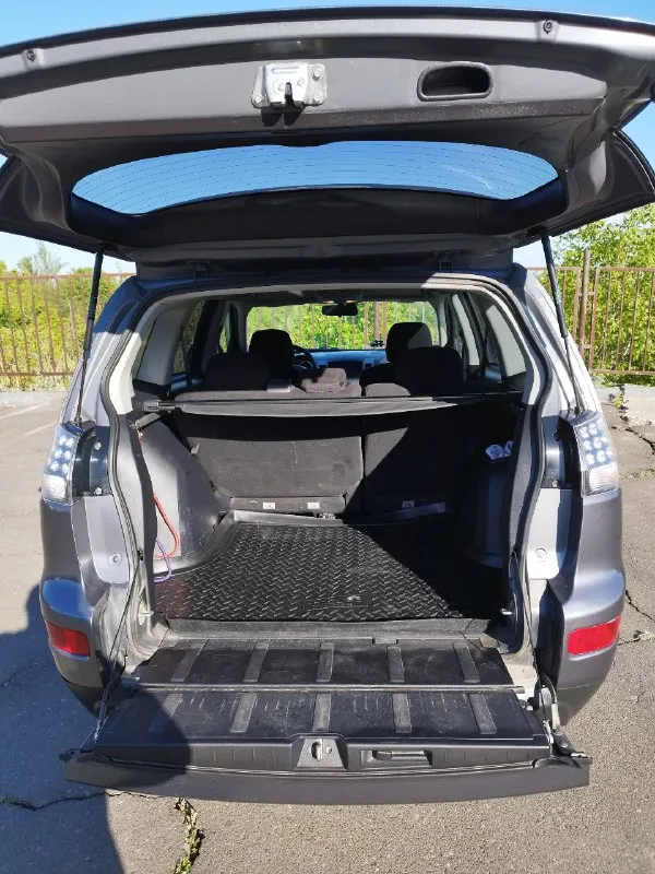 Продам mitsubishi outlander xl, 2008 года выпуска. Машина куплена в автосалоне донецка. Двигатель 4b12 объемом 2.4 л, коробка автоматическая ( вариатор ), установлено газовое оборудование. Пробег 220 тыс км. Автомобиль исправен и ухожен, масло не ест, коробка не питается, ходовая не тарабанит. В птс первый хозяин, учёт рф. Хорошая комплектация, есть все для комфортной езды : подключаемый полный привод ( с функцией блокировки ), климат-контроль, круиз-контроль, датчики дождя, света, мультируль, электропакет, подогрев сидений, современная магнитола, диски r18, тонировка, сигнализация, 2 ключа, большой багажник. Автомобиль идеально подходит для большой семьи. Цена : 1млн 100 тыс руб. Обмен не интересует. Продажа в связи с покупкой нового авто. Торг у капота. Авто находится в донецке, мкр текстильщик. Больше фото по запросу. Игорь +79493281522
📞 Звоните: +7(949)3281522 - фотография - 7
