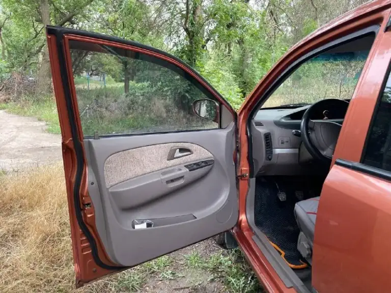Продам лифтбєк чери qq6 джаги 1,3 2008 года выпуска, австрийский чугунный 16 клапанный двигатель 90 л. С. , прямой впрыск, кпп - 5 ст. Механика, сборка чери китай, конденционер, музыка мр3, 4 электро- стеклоподъемника, тонировка, центральный замок с сигнализацией, электрорегулировка боковых зеркал, подогрев заднего стекла, пробег - 119 тыс. Км реальный. В дтп не участвовал. ..езжу каждый день делать ничего не надо, сел поехал. ..я собственник. ..перекупам не беспокоить. ..
Гаражное хранение.
В подарок покупателю: 2 комплекта резины (зима - шипованный кордиант сноу кросс - износ минимум) на железных оригинальных дисках оба комплекта, защита двигателя от плохих дорог оригинальная, расходники и в обслуживание всё доступно. ..и не дорого.
Цена - 350 тыс. Руб. (торг у капота)
Роман +79493846473
Г. Горловка
📞 Звоните: +7(949)3846473 - фотография - 8