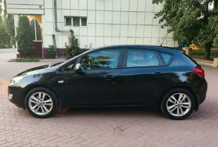 Opel astra j
2011
1.6(115 Л. С. )
Пробег- 175.000 км.
1 Хозяин.
Комплектация-active+
Автомобиль в отличном состоянии, полностью обслужен по регламенту, бережная эксплуатация!
Центральный замок.
Сигнализация.
Ходовые огни.
Задний парктроник.
Эл. Зеркала с подогревом.
4 Эл. Стекла.
Подогрев сидений и руля.
Климат контроль.
Круиз контроль.
Мультируль.
Штатная магнитола.
Датчик дождя.
Датчик света.
Кожаный руль.
Громкая связь.
Usb, aux, bluetooth.
Противотуманные фары.
Легкосплавные диски r17 с хорошей летней резиной.
Мотор, коробка, ходовая- отлично!
Салон чистый, ухоженный!
Юридически чистый!
Цена: 690.000 руб.
Тел: +79496462713 - фотография - 2