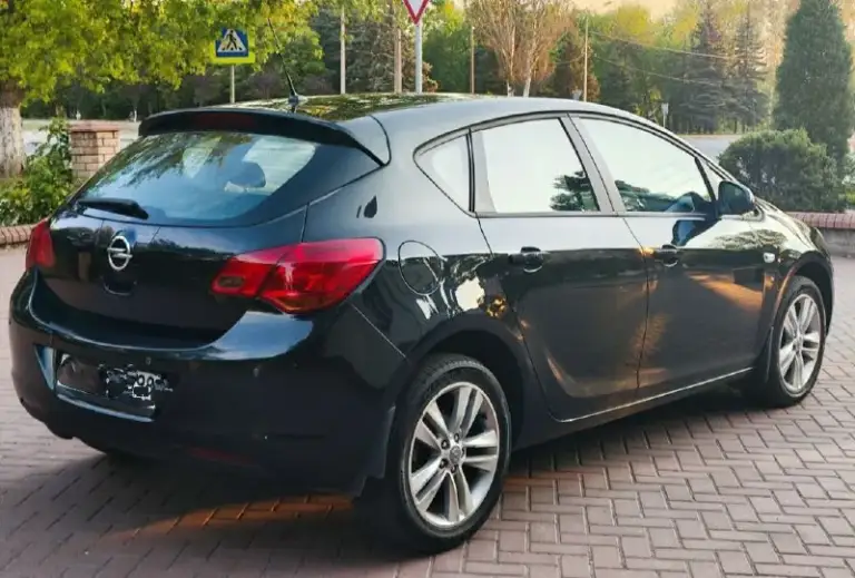 Opel astra j
2011
1.6(115 Л. С. )
Пробег- 175.000 км.
1 Хозяин.
Комплектация-active+
Автомобиль в отличном состоянии, полностью обслужен по регламенту, бережная эксплуатация!
Центральный замок.
Сигнализация.
Ходовые огни.
Задний парктроник.
Эл. Зеркала с подогревом.
4 Эл. Стекла.
Подогрев сидений и руля.
Климат контроль.
Круиз контроль.
Мультируль.
Штатная магнитола.
Датчик дождя.
Датчик света.
Кожаный руль.
Громкая связь.
Usb, aux, bluetooth.
Противотуманные фары.
Легкосплавные диски r17 с хорошей летней резиной.
Мотор, коробка, ходовая- отлично!
Салон чистый, ухоженный!
Юридически чистый!
Цена: 690.000 руб.
Тел: +79496462713 - фотография - 4