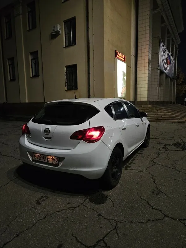 Opel atstra j 2011
1.6 Механика
Пробег 240000км
Комплектация: подогрев руля, подогрев сидений, подогрев зеркал, мультируль, кондиционер (заправлен, работает), круиз контроль.
2 Комплекта ключей.
2 Комплекта резины, летняя на новых дисках (были куплены этим летом) r17
На полном ходу
Мотор без нареканий
(Не дымит, не троит, масло не ест)
Замена масла каждые 5-7 т. Км.
Кпп без вопросов
Подвеска без посторонних шумов.

Дно, пороги и стаканы целые
Птс, стс на руках, я владелец. Проехал на ней 50000, не подводила, из последних вложений, 5000 км назад поставил новое сцепление, проведена замена колодок, прокладок теплообменника, новый бачок антифриза, стойки стабилизаторов, опоры
По кузову есть нюансы, но не критичные, цена вопроса что бы их устранить в районе 20000 р.
Для связи пиши в личку
Цена 800000 небольшой торг у капота
Территориально нахожусь в макеевке
+79493943386 - фотография - 4