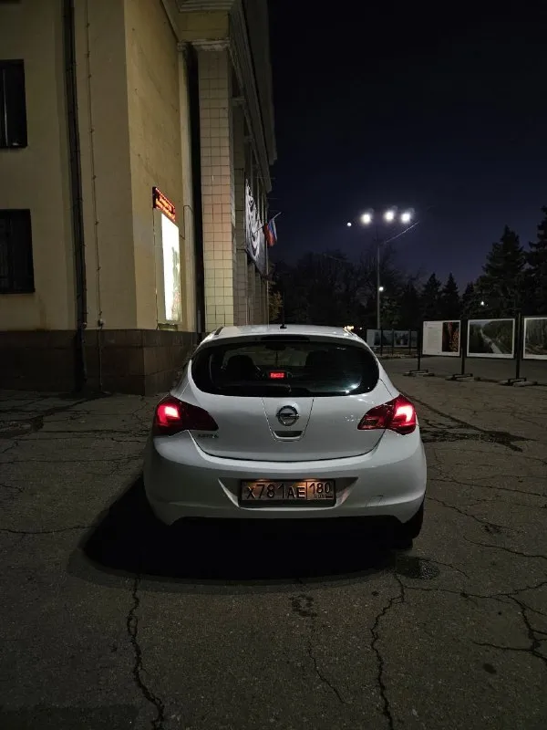 Opel atstra j 2011
1.6 Механика
Пробег 240000км
Комплектация: подогрев руля, подогрев сидений, подогрев зеркал, мультируль, кондиционер (заправлен, работает), круиз контроль.
2 Комплекта ключей.
2 Комплекта резины, летняя на новых дисках (были куплены этим летом) r17
На полном ходу
Мотор без нареканий
(Не дымит, не троит, масло не ест)
Замена масла каждые 5-7 т. Км.
Кпп без вопросов
Подвеска без посторонних шумов.

Дно, пороги и стаканы целые
Птс, стс на руках, я владелец. Проехал на ней 50000, не подводила, из последних вложений, 5000 км назад поставил новое сцепление, проведена замена колодок, прокладок теплообменника, новый бачок антифриза, стойки стабилизаторов, опоры
По кузову есть нюансы, но не критичные, цена вопроса что бы их устранить в районе 20000 р.
Для связи пиши в личку
Цена 800000 небольшой торг у капота
Территориально нахожусь в макеевке
+79493943386 - фотография - 6