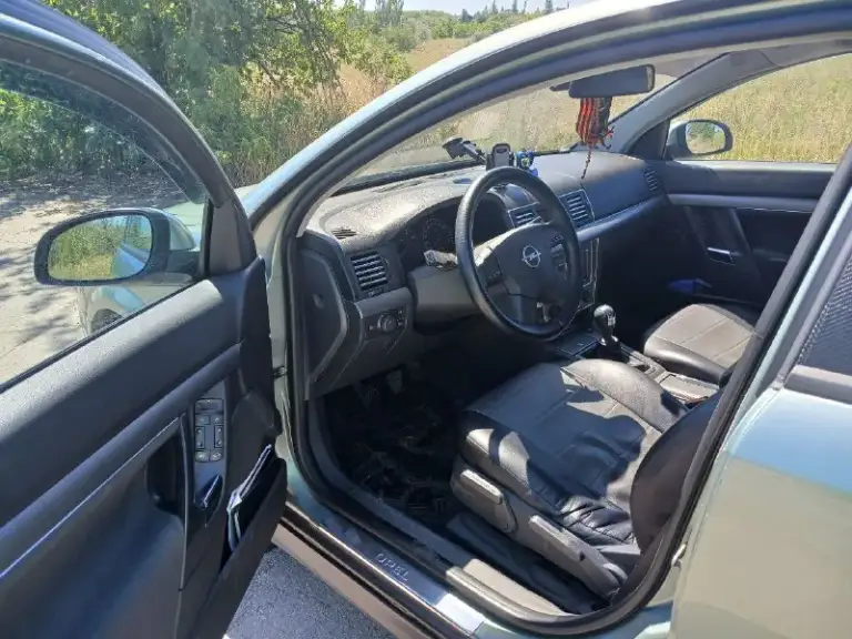 Продам opel vectra c 2002 г. В. Коробка f17; механика 5 ст; двигатель: 1.8 122 л. С. Z18xe. Во владении 5 лет (арестов и запретов нет ) для своих годов машина в хорошем состоянии, не гнилая по кузову возрастные недочеты кузов оцинкован полез лак на бампере (на фото видно ). Хорошая комплектация: -электростеклоподъемники передние -электро зеркала с подогревом - кондиционер 2 зонный климат контроль ( заправлен, работает отлично ) -камера заднего вида -сиденья с подогревом -мультимедиа с навигацией - регулировка руля по вылету -регулировка руля по высоте -центральный замок -система стабилизации (esp) -подушки безопасности боковые -подушка безопасности водителя -подушка безопасности пассажира -антиблокировочная система (abs) -круиз контроль все что должно гореть и светится-работает цена 500 т р торг у капота тел +7 949 5958174 владимир
📞 Звоните: +7(949)5958174 - фотография - 5