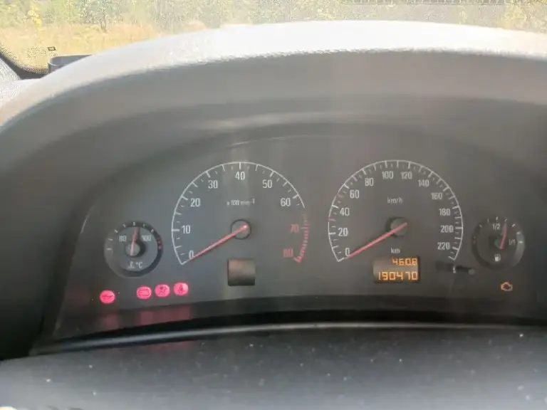 Продам opel vectra c 2002 г. В. Коробка f17; механика 5 ст; двигатель: 1.8 122 л. С. Z18xe. Во владении 5 лет (арестов и запретов нет ) для своих годов машина в хорошем состоянии, не гнилая по кузову возрастные недочеты кузов оцинкован полез лак на бампере (на фото видно ). Хорошая комплектация: -электростеклоподъемники передние -электро зеркала с подогревом - кондиционер 2 зонный климат контроль ( заправлен, работает отлично ) -камера заднего вида -сиденья с подогревом -мультимедиа с навигацией - регулировка руля по вылету -регулировка руля по высоте -центральный замок -система стабилизации (esp) -подушки безопасности боковые -подушка безопасности водителя -подушка безопасности пассажира -антиблокировочная система (abs) -круиз контроль все что должно гореть и светится-работает цена 500 т р торг у капота тел +7 949 5958174 владимир
📞 Звоните: +7(949)5958174 - фотография - 9