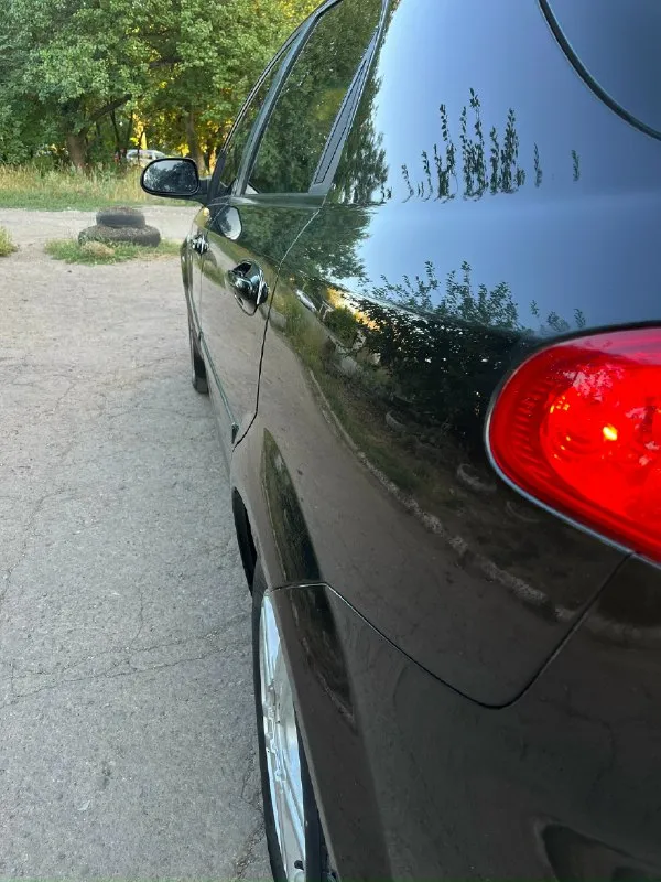 Продам 2010г chevrolet lacetti в идеальном состоянии автомобиль как новый очень хорошо хранился в сухом гараже в теплом не ездил зимой полная комплектация кондиционер все работает даже сохранился запах нового автомобиля вложения не требует абсолютно масла фильтра ролики ремень заменил аккумулятор новый резина два комплекта зима и лето на дисках титановых сигнализация с обратной связью все что нужно для комфортной езды все присутствует в шикарном цвете млечный путь пробег 74 тысяч тел +79490946919 =======================
📞 Звоните: +7(949)0946919 - фотография - 7