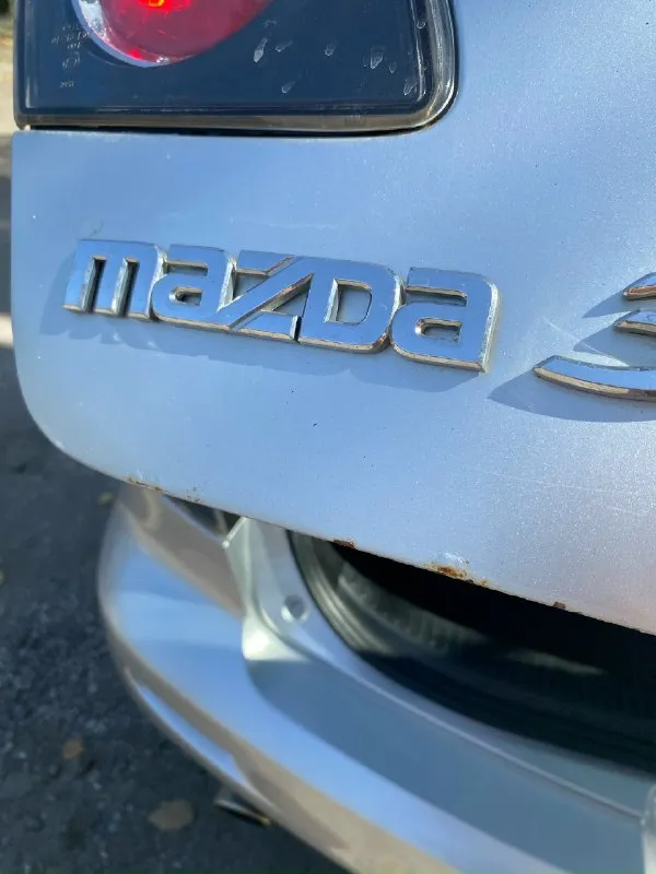 Продается mazda 3 bk 2004 г. В. Автомобилем владела моя сестра с 2021 года. Покупали в днр. Автомобиль привезен из европы, сервисная книжка присутствует. По технике: двигатель работает ровно, не дымит и не троит. Масло заливали idemitsu. Коробка: 4х ступенчатый автомат, не пинает, переключается плавно. Электрика вся работает, подогрев сидений работает. Установлена магнитола андроид, из за этого и не работает бортовой компьютер (жк дисплей над магнитолой. Штекер от дисплея подключается к родной магнитоле, которую я также отдаю с машиной. Если захотите, можете подключить ее и жк дисплей заработает) кондиционер работает, фреон был заправлен 1000 км назад, так как меняли компрессор кондиционера (установлен новый) подвеску и ходовую перебирали. Заменили все сайлентблоки, рычаги. При покупки авто, была лопнута задняя левая пружина. Заменили задние пружины вместе с задней балкой, так как она была в плачевном состоянии. Лично на днях заменил передние рулевые наконечники (2 шт),
📞 Звоните: +7(949)3556970 - фотография - 10