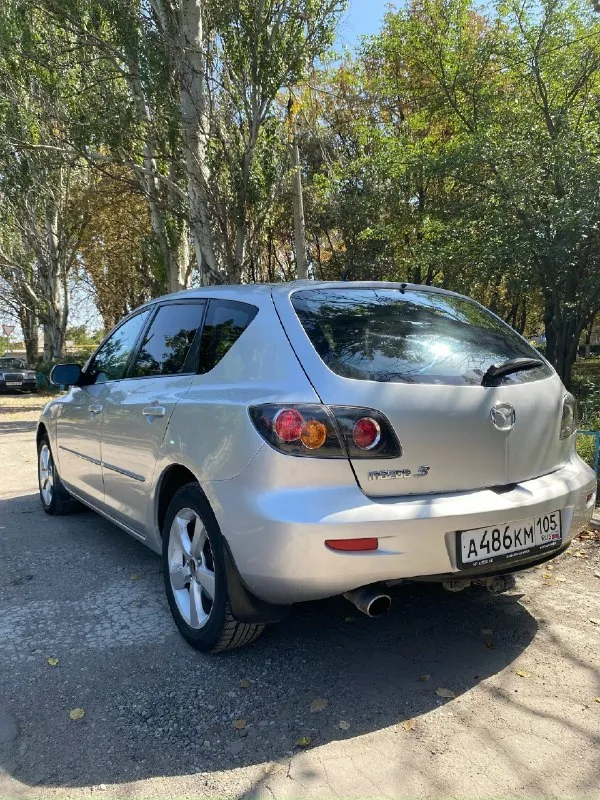 Продается mazda 3 bk 2004 г. В. Автомобилем владела моя сестра с 2021 года. Покупали в днр. Автомобиль привезен из европы, сервисная книжка присутствует. По технике: двигатель работает ровно, не дымит и не троит. Масло заливали idemitsu. Коробка: 4х ступенчатый автомат, не пинает, переключается плавно. Электрика вся работает, подогрев сидений работает. Установлена магнитола андроид, из за этого и не работает бортовой компьютер (жк дисплей над магнитолой. Штекер от дисплея подключается к родной магнитоле, которую я также отдаю с машиной. Если захотите, можете подключить ее и жк дисплей заработает) кондиционер работает, фреон был заправлен 1000 км назад, так как меняли компрессор кондиционера (установлен новый) подвеску и ходовую перебирали. Заменили все сайлентблоки, рычаги. При покупки авто, была лопнута задняя левая пружина. Заменили задние пружины вместе с задней балкой, так как она была в плачевном состоянии. Лично на днях заменил передние рулевые наконечники (2 шт),
📞 Звоните: +7(949)3556970 - фотография - 4