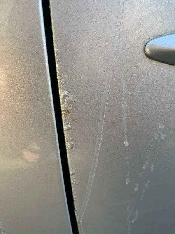 Продается mazda 3 bk 2004 г. В. Автомобилем владела моя сестра с 2021 года. Покупали в днр. Автомобиль привезен из европы, сервисная книжка присутствует. По технике: двигатель работает ровно, не дымит и не троит. Масло заливали idemitsu. Коробка: 4х ступенчатый автомат, не пинает, переключается плавно. Электрика вся работает, подогрев сидений работает. Установлена магнитола андроид, из за этого и не работает бортовой компьютер (жк дисплей над магнитолой. Штекер от дисплея подключается к родной магнитоле, которую я также отдаю с машиной. Если захотите, можете подключить ее и жк дисплей заработает) кондиционер работает, фреон был заправлен 1000 км назад, так как меняли компрессор кондиционера (установлен новый) подвеску и ходовую перебирали. Заменили все сайлентблоки, рычаги. При покупки авто, была лопнута задняя левая пружина. Заменили задние пружины вместе с задней балкой, так как она была в плачевном состоянии. Лично на днях заменил передние рулевые наконечники (2 шт),
📞 Звоните: +7(949)3556970 - фотография - 9