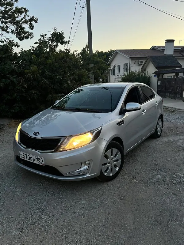 Цена 750.000₽ за kia rio 2012 года. 1.6 механика. Климат контроль, подогрев руля. Заводской окрас. Все стекла родные. Все фары завод. Без дтп! Не была в такси. Автотека зеленая - пришлю по просьбе. Телефон для связи +79494210073 - фотография - 1