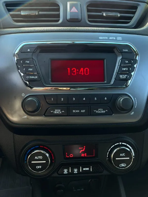 Цена 750.000₽ за kia rio 2012 года. 1.6 механика. Климат контроль, подогрев руля. Заводской окрас. Все стекла родные. Все фары завод. Без дтп! Не была в такси. Автотека зеленая - пришлю по просьбе. Телефон для связи +79494210073 - фотография - 3