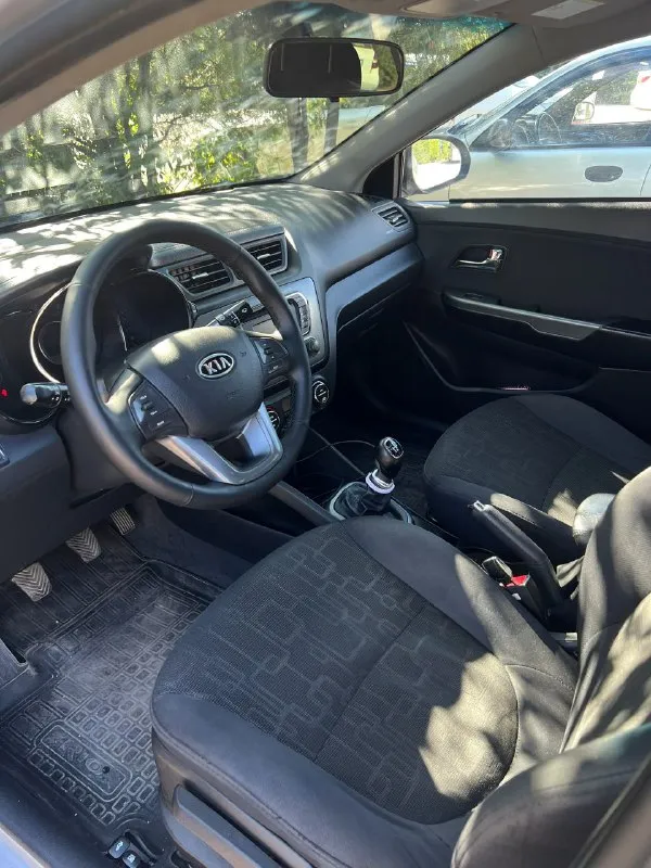 Цена 750.000₽ за kia rio 2012 года. 1.6 механика. Климат контроль, подогрев руля. Заводской окрас. Все стекла родные. Все фары завод. Без дтп! Не была в такси. Автотека зеленая - пришлю по просьбе. Телефон для связи +79494210073 - фотография - 4