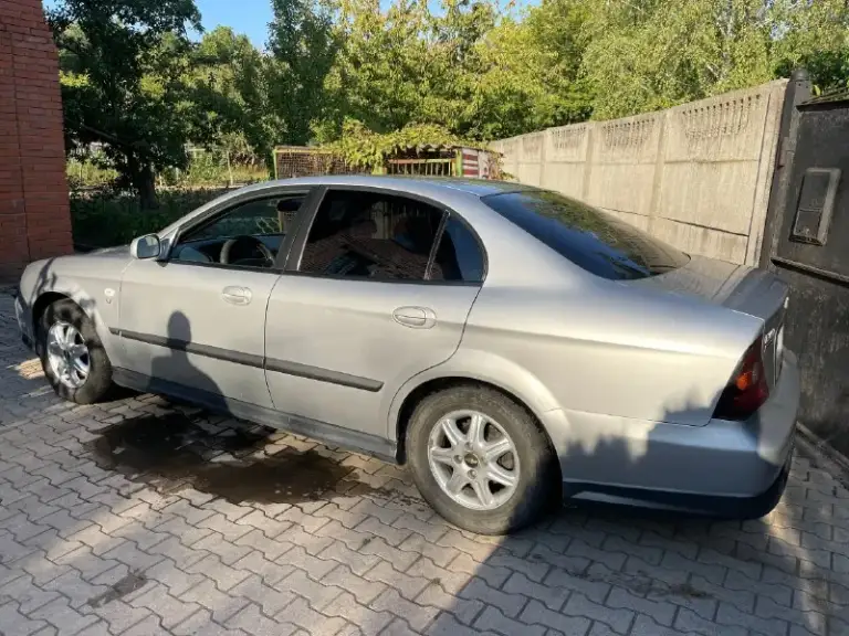Продаю chevrolet evanda 2006 года с двигателем 2.0 и механической коробкой передач. Цена — 700 тысяч рублей, возможен торг.
Пробег 130 тысяч километров, оригинальный, готов к любым проверкам. Один владелец с 2006 года, с момента покупки в автосалоне.
Автомобиль в хорошем состоянии, полностью обслужен. Максимальная комплектация, все стёкла родные, есть небольшие потёртости лакокрасочного покрытия. Установлена летняя резина, в комплекте также есть зимняя шипованная на штампах.
Звоните по номеру +79493912410 ( на нем же и тг).
📞 Звоните: +7(949)3912410 - фотография - 3