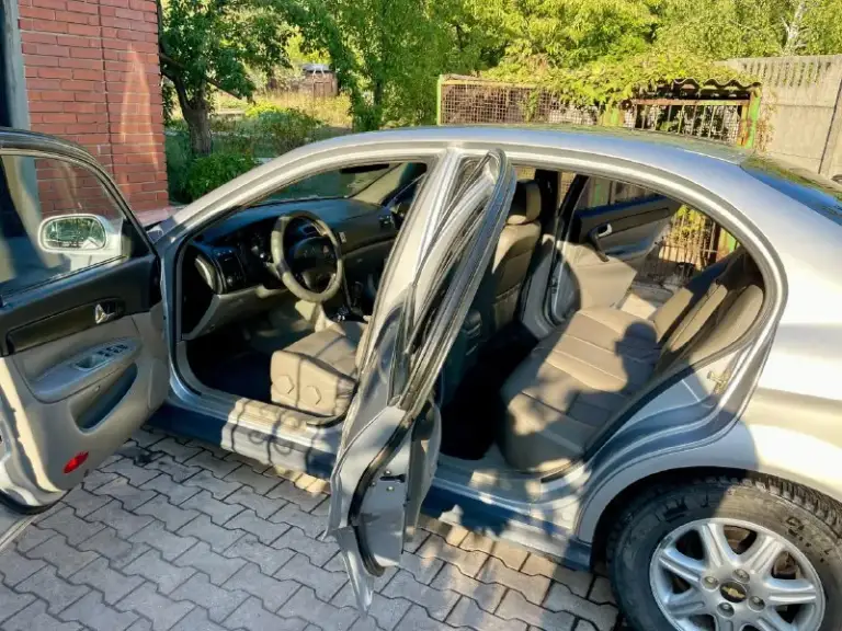 Продаю chevrolet evanda 2006 года с двигателем 2.0 и механической коробкой передач. Цена — 700 тысяч рублей, возможен торг.
Пробег 130 тысяч километров, оригинальный, готов к любым проверкам. Один владелец с 2006 года, с момента покупки в автосалоне.
Автомобиль в хорошем состоянии, полностью обслужен. Максимальная комплектация, все стёкла родные, есть небольшие потёртости лакокрасочного покрытия. Установлена летняя резина, в комплекте также есть зимняя шипованная на штампах.
Звоните по номеру +79493912410 ( на нем же и тг).
📞 Звоните: +7(949)3912410 - фотография - 6