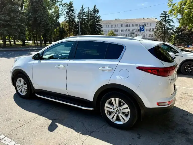 Kia sportage 2.0 at awd, 2017 г. В.
Надёжный, ухоженный автомобиль с полным приводом и богатой комплектацией prestige. Всё работает без нареканий — мотор в отличной форме, коробка переключает плавно, без толчков.
✅ Родной пробег — 212 000 км
✅ Без дтп, весь кузов в родной краске
✅ Чистая история — зелёная автотека
✅ Я второй владелец
✅ Расход 8–10 л/100 км
Оснащение:
— Парктроники спереди и сзади
— Камера заднего вида
— Подогрев сидений
— Кнопка start/stop
— Электронный ручник
— Carplay, навигация, drive mode
— Датчики дождя и света
— Комбинированный салон
— Круиз-контроль, мультируль
— 2-Зонный климат-контроль
— Омыватели фар и система помощи при спуске
2 Ключа. Машина полностью готова к эксплуатации, без вложений.
Любые проверки приветствуются.
Цена: 1 650 000 ₽, возможен торг при осмотре.
Макеевка
📞 +79495800542 - фотография - 9