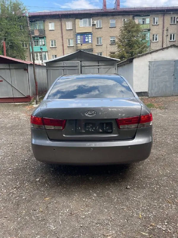 Hyundai sonata 2006 год,2.4 бензин с оригинальный пробегом 150 000 км. Пяти ступенчатая механика. Один владелец, птс оригинал. Был вырезан катализатор, установлен пламегоситель от атм, сделан stage1 добавили мощности, машина едит бодро. Салон кожа, в хорошем состоянии, карты дверей задний и передний ряд сидений в хорошем состоянии, за авто следил и ухаживал. Установлена магнитола на андроид платформе  teyes, плюс замена штатных динамиков, играет музыка качественно. Климат заправлен и дует отлично, обогревы сидений, заднего и лобового стекла, также зеркал. Электро регулировка зеркал, стеклоподемники и т. Д. Мотор, ходовая в норме, как говорят машина хозяйская))
Два комплекта колёс, в отличном состоянии. Расходники заменены 1000 км назад.
По кузову, ни рыжика, не вздутия, всё болячки были устранены, автомобиль живой во всех смыслах, любые проверки на вашем сто. Собственник. От автомобиля не избавляюсь. За машину не стыдно. Перекупам не беспокоить.
Цена 850 000 +79493998276 осмотр макеевка. - фотография - 2