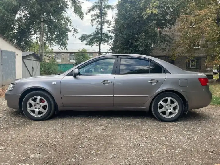 Hyundai sonata 2006 год,2.4 бензин с оригинальный пробегом 150 000 км. Пяти ступенчатая механика. Один владелец, птс оригинал. Был вырезан катализатор, установлен пламегоситель от атм, сделан stage1 добавили мощности, машина едит бодро. Салон кожа, в хорошем состоянии, карты дверей задний и передний ряд сидений в хорошем состоянии, за авто следил и ухаживал. Установлена магнитола на андроид платформе  teyes, плюс замена штатных динамиков, играет музыка качественно. Климат заправлен и дует отлично, обогревы сидений, заднего и лобового стекла, также зеркал. Электро регулировка зеркал, стеклоподемники и т. Д. Мотор, ходовая в норме, как говорят машина хозяйская))
Два комплекта колёс, в отличном состоянии. Расходники заменены 1000 км назад.
По кузову, ни рыжика, не вздутия, всё болячки были устранены, автомобиль живой во всех смыслах, любые проверки на вашем сто. Собственник. От автомобиля не избавляюсь. За машину не стыдно. Перекупам не беспокоить.
Цена 850 000 +79493998276 осмотр макеевка. - фотография - 3