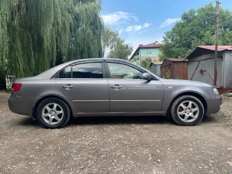 Hyundai sonata 2006 год,2.4 бензин с оригинальный пробегом 150 000 км. Пяти ступенчатая механика. Один владелец, птс оригинал. Был вырезан катализатор, установлен пламегоситель от атм, сделан stage1 добавили мощности, машина едит бодро. Салон кожа, в хорошем состоянии, карты дверей задний и передний ряд сидений в хорошем состоянии, за авто следил и ухаживал. Установлена магнитола на андроид платформе  teyes, плюс замена штатных динамиков, играет музыка качественно. Климат заправлен и дует отлично, обогревы сидений, заднего и лобового стекла, также зеркал. Электро регулировка зеркал, стеклоподемники и т. Д. Мотор, ходовая в норме, как говорят машина хозяйская))
Два комплекта колёс, в отличном состоянии. Расходники заменены 1000 км назад.
По кузову, ни рыжика, не вздутия, всё болячки были устранены, автомобиль живой во всех смыслах, любые проверки на вашем сто. Собственник. От автомобиля не избавляюсь. За машину не стыдно. Перекупам не беспокоить.
Цена 850 000 +79493998276 осмотр макеевка. - фотография - 4