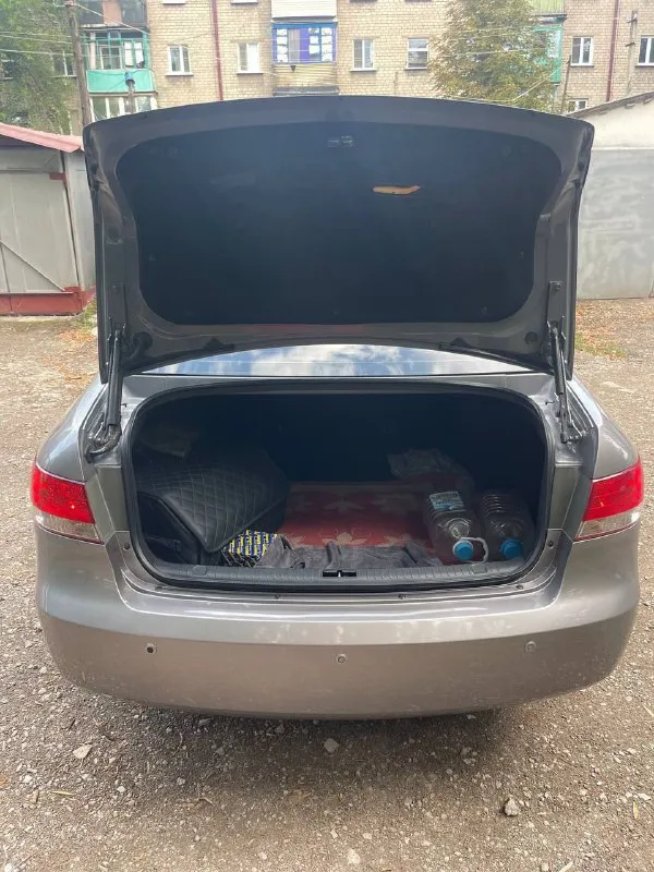 Hyundai sonata 2006 год,2.4 бензин с оригинальный пробегом 150 000 км. Пяти ступенчатая механика. Один владелец, птс оригинал. Был вырезан катализатор, установлен пламегоситель от атм, сделан stage1 добавили мощности, машина едит бодро. Салон кожа, в хорошем состоянии, карты дверей задний и передний ряд сидений в хорошем состоянии, за авто следил и ухаживал. Установлена магнитола на андроид платформе  teyes, плюс замена штатных динамиков, играет музыка качественно. Климат заправлен и дует отлично, обогревы сидений, заднего и лобового стекла, также зеркал. Электро регулировка зеркал, стеклоподемники и т. Д. Мотор, ходовая в норме, как говорят машина хозяйская))
Два комплекта колёс, в отличном состоянии. Расходники заменены 1000 км назад.
По кузову, ни рыжика, не вздутия, всё болячки были устранены, автомобиль живой во всех смыслах, любые проверки на вашем сто. Собственник. От автомобиля не избавляюсь. За машину не стыдно. Перекупам не беспокоить.
Цена 850 000 +79493998276 осмотр макеевка. - фотография - 6