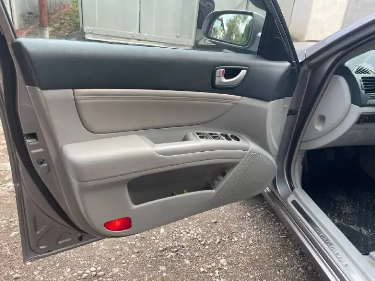 Hyundai sonata 2006 год,2.4 бензин с оригинальный пробегом 150 000 км. Пяти ступенчатая механика. Один владелец, птс оригинал. Был вырезан катализатор, установлен пламегоситель от атм, сделан stage1 добавили мощности, машина едит бодро. Салон кожа, в хорошем состоянии, карты дверей задний и передний ряд сидений в хорошем состоянии, за авто следил и ухаживал. Установлена магнитола на андроид платформе  teyes, плюс замена штатных динамиков, играет музыка качественно. Климат заправлен и дует отлично, обогревы сидений, заднего и лобового стекла, также зеркал. Электро регулировка зеркал, стеклоподемники и т. Д. Мотор, ходовая в норме, как говорят машина хозяйская))
Два комплекта колёс, в отличном состоянии. Расходники заменены 1000 км назад.
По кузову, ни рыжика, не вздутия, всё болячки были устранены, автомобиль живой во всех смыслах, любые проверки на вашем сто. Собственник. От автомобиля не избавляюсь. За машину не стыдно. Перекупам не беспокоить.
Цена 850 000 +79493998276 осмотр макеевка. - фотография - 8
